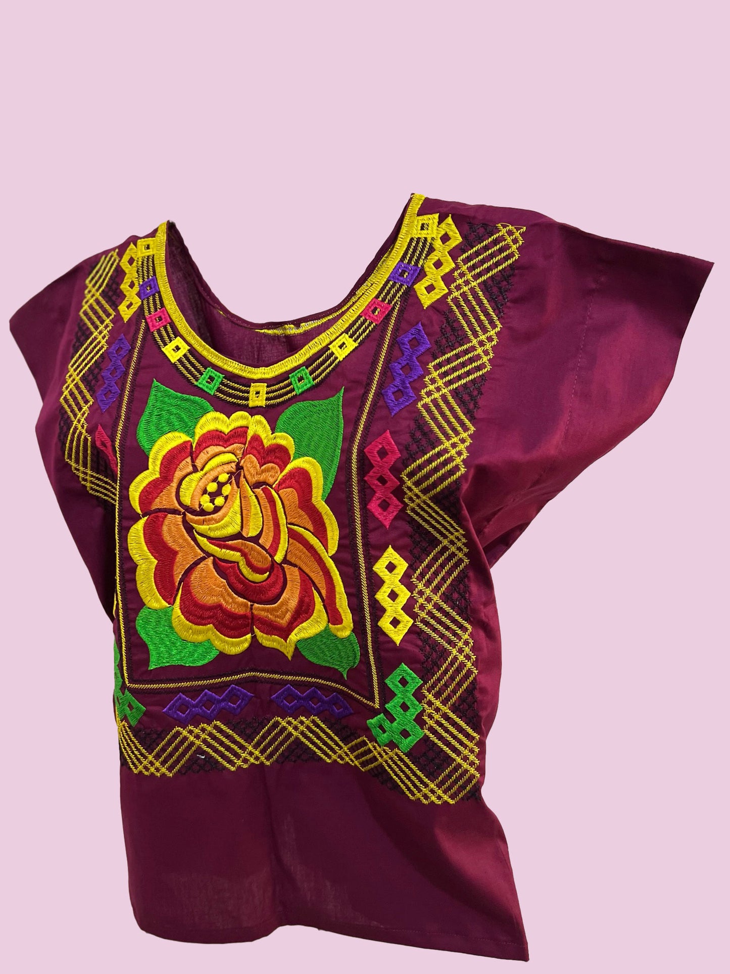 Blusa con flores con fondo vino