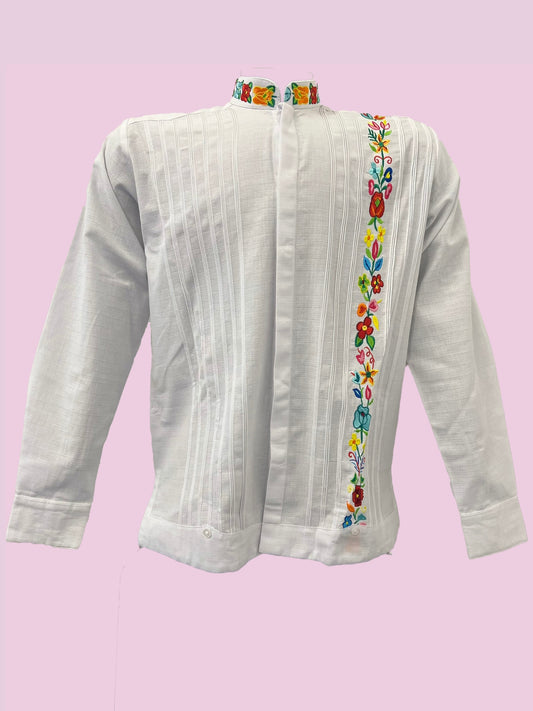 Guayabera con bordado de flores