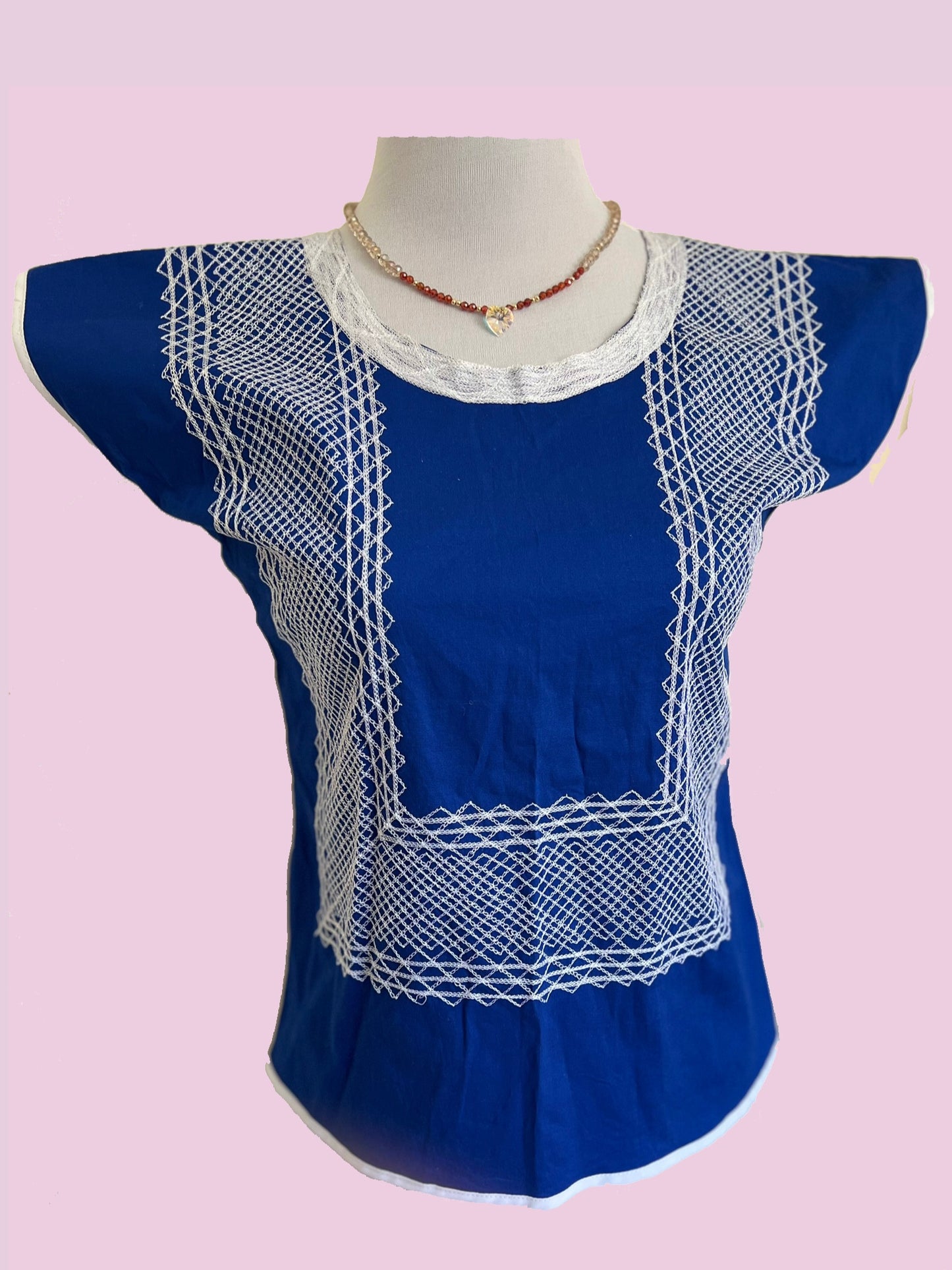 Blusa con tejido tipo cadenilla en fondo azul