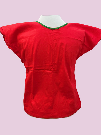 Blusa en fondo rojo, con flores en tonos verde y blanco