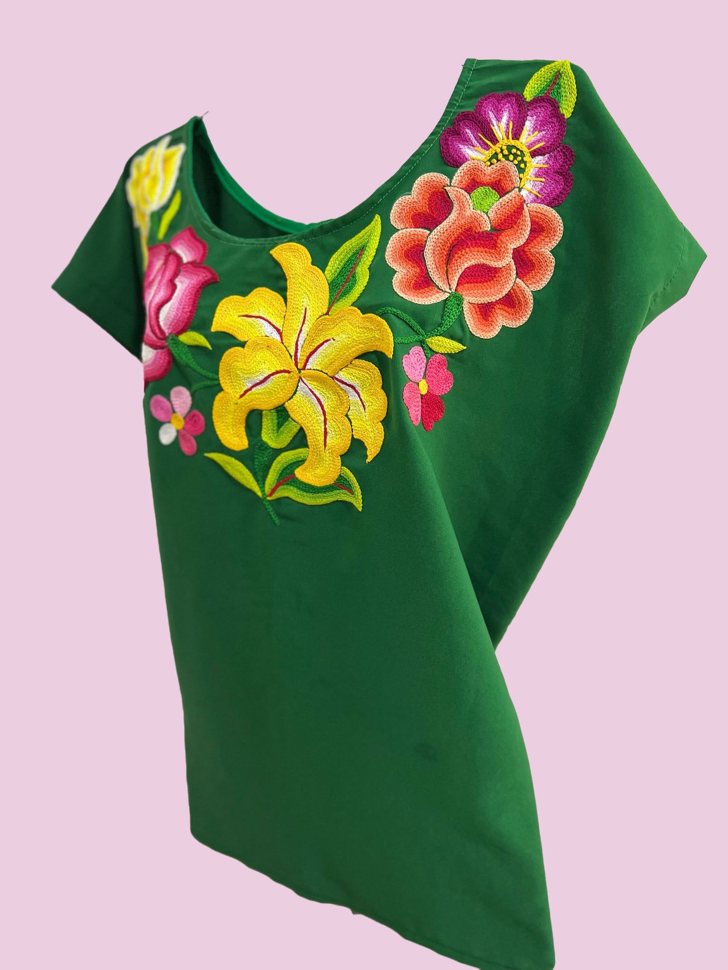 Blusa con flores tejida a mano con fondo verde