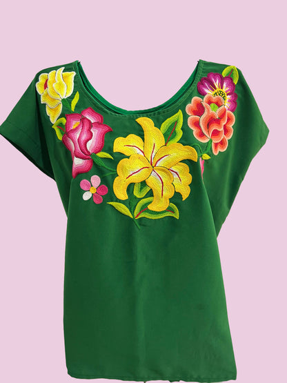 Blusa con flores tejida a mano con fondo verde