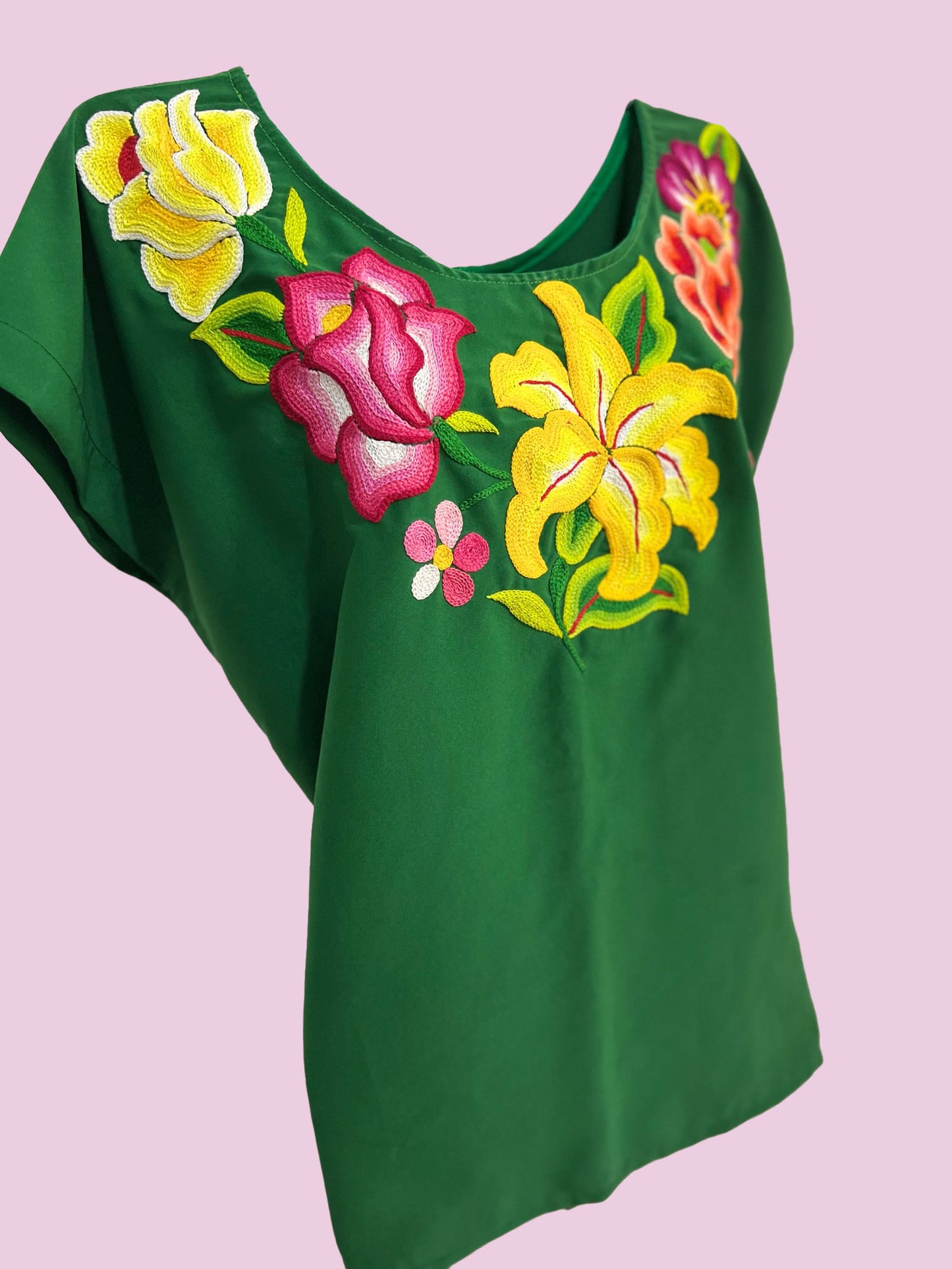 Blusa con flores tejida a mano con fondo verde