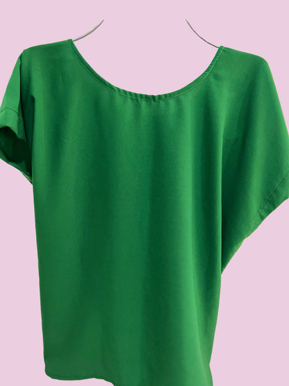 Blusa con flores tejida a mano con fondo verde