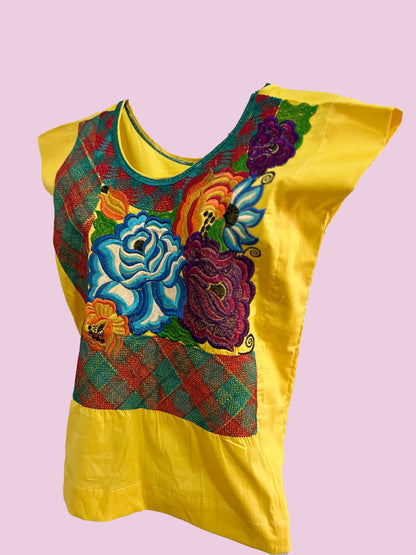 Blusa con flores con fondo amarillo