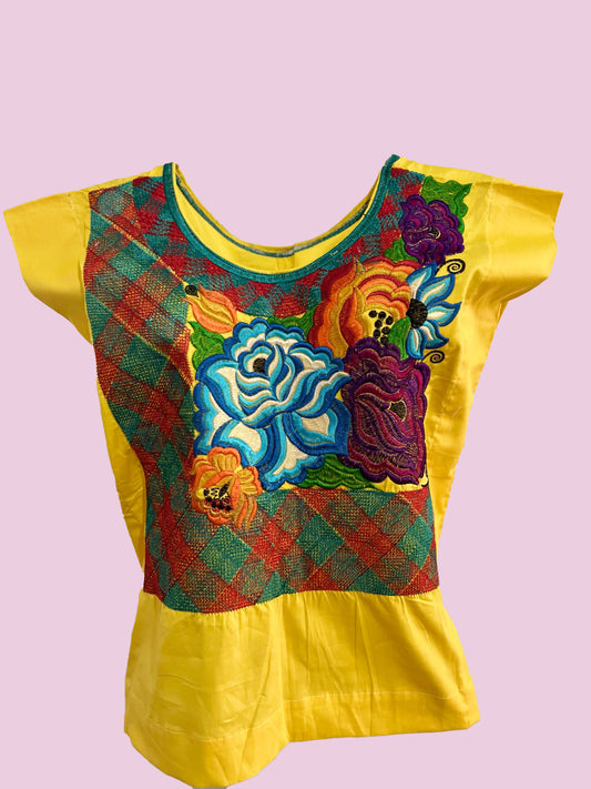 Blusa con flores con fondo amarillo