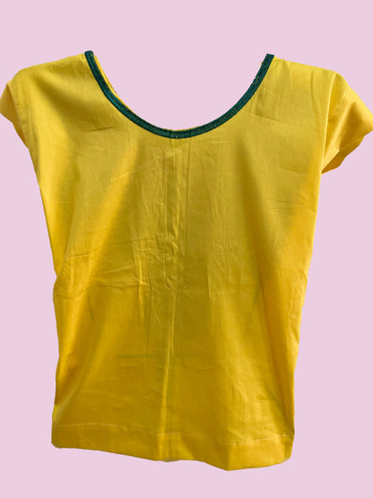 Blusa con flores con fondo amarillo