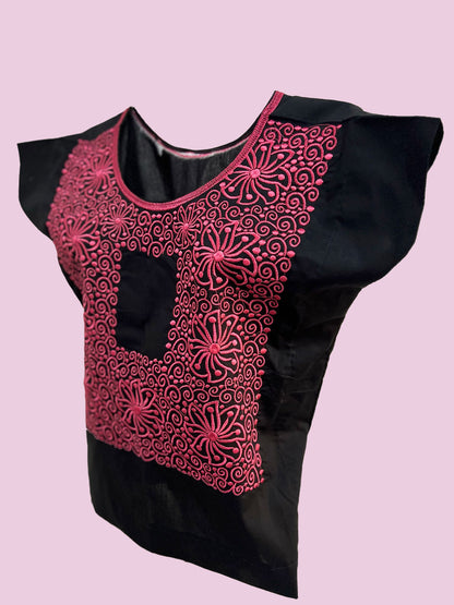 Blusa con flores tejidas con hilo rosa en fondo negro