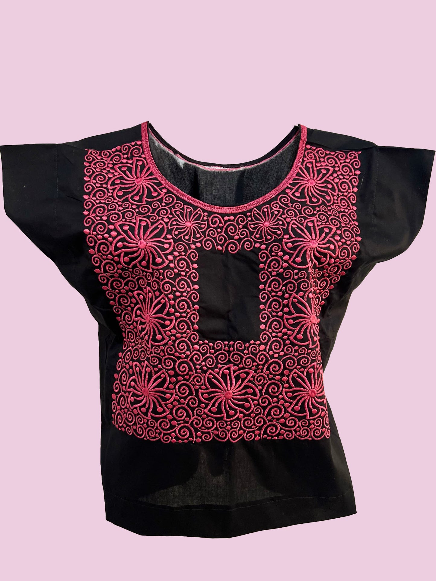 Blusa con flores tejidas con hilo rosa en fondo negro