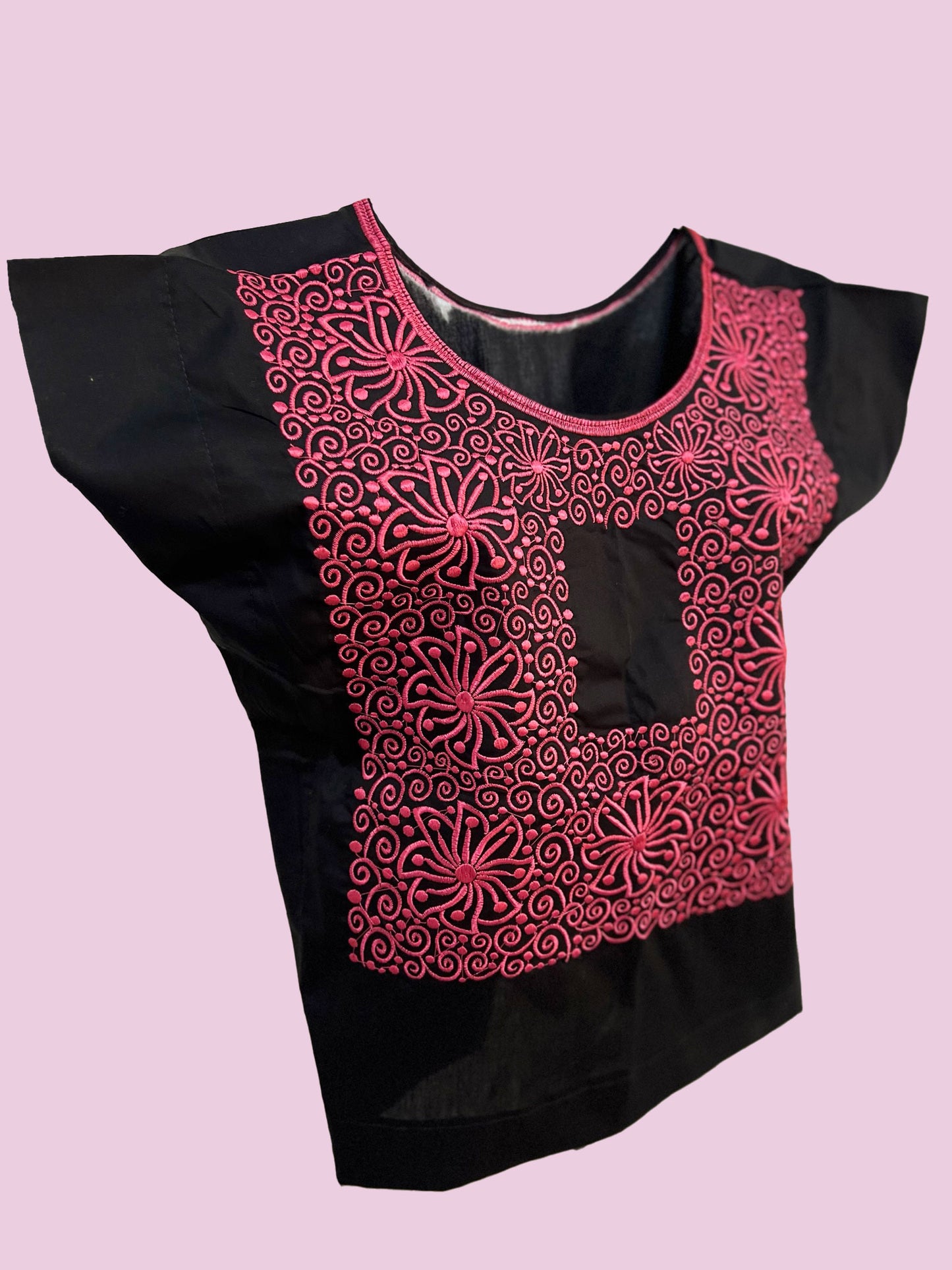 Blusa con flores tejidas con hilo rosa en fondo negro