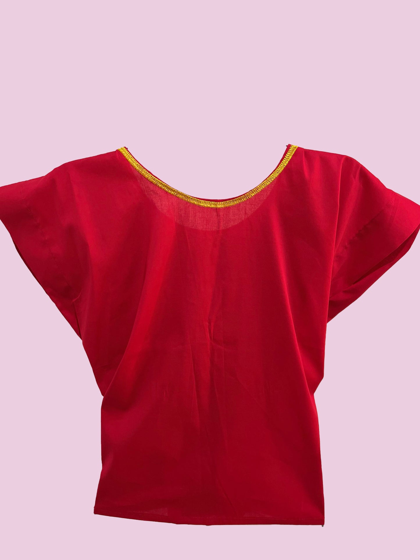 Blusa con tejido tipo cadenilla en fondo rojo