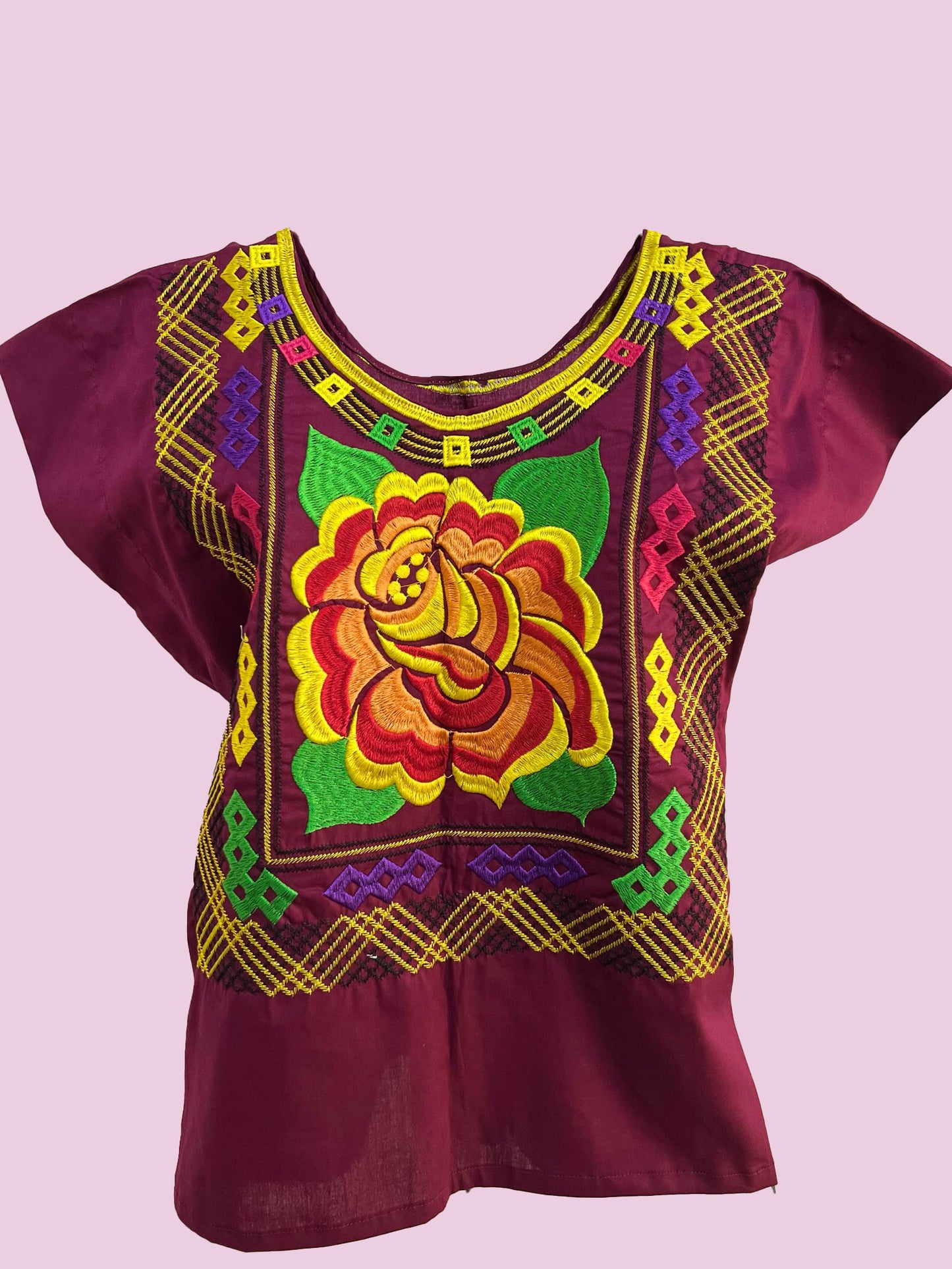 Blusa con flores con fondo vino