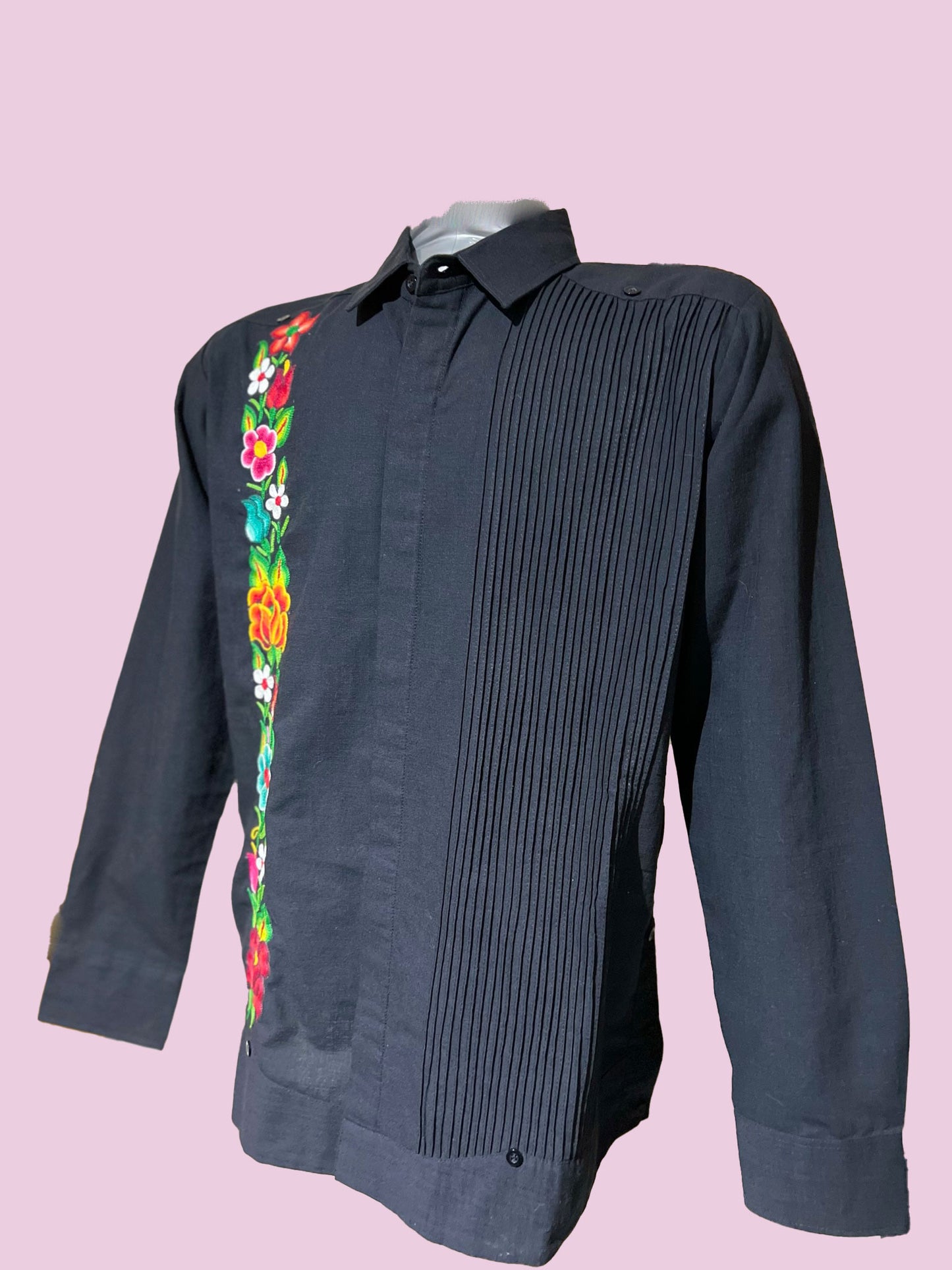 Guayabera Floral del Istmo, negra de lino