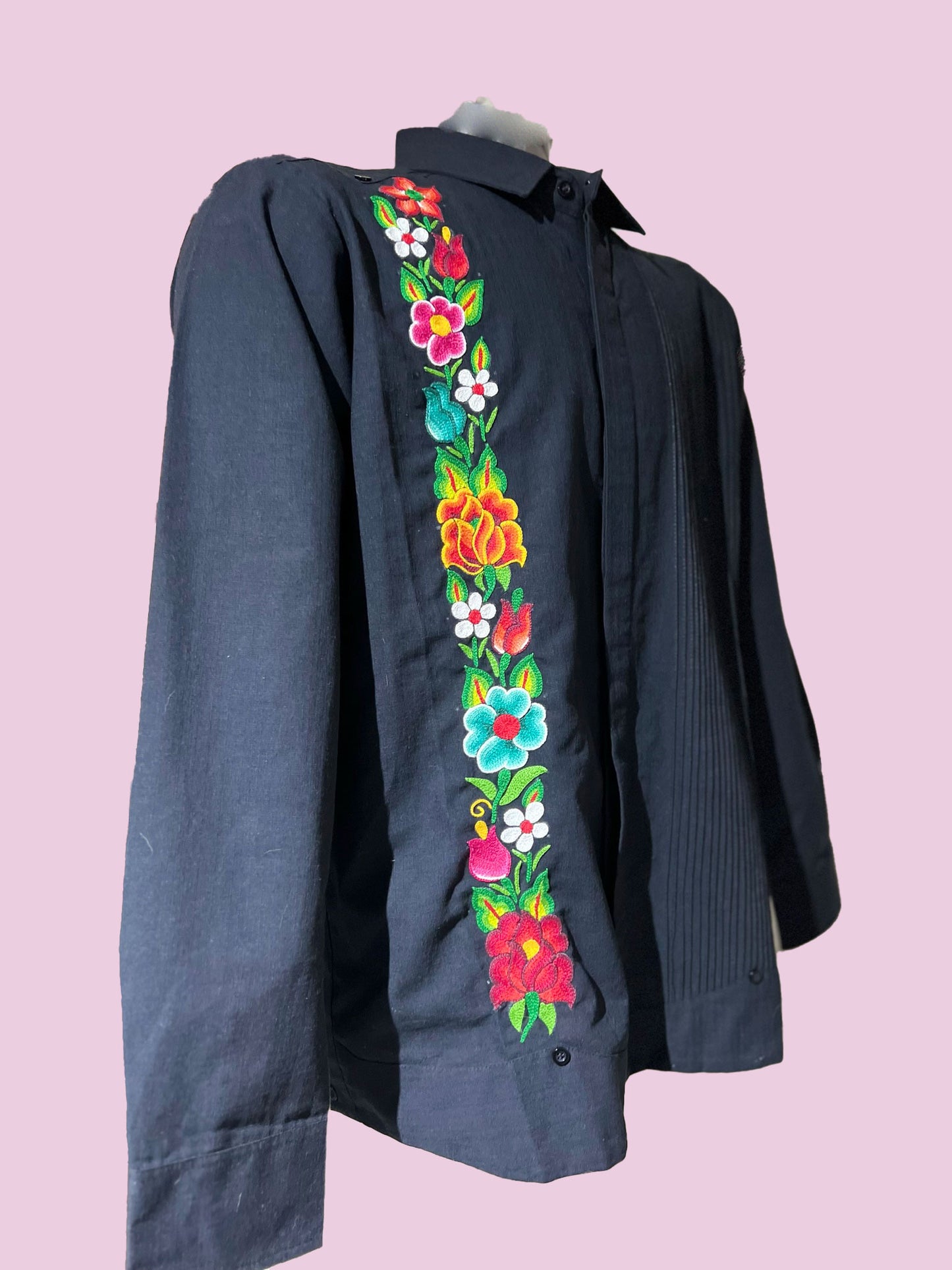 Guayabera Floral del Istmo, negra de lino