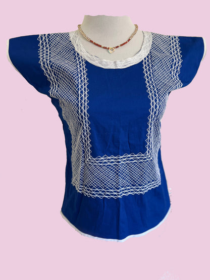 Blusa con tejido tipo cadenilla en fondo azul