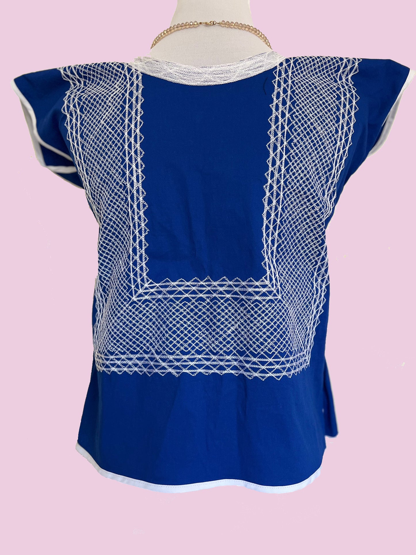 Blusa con tejido tipo cadenilla en fondo azul