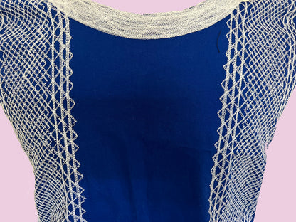 Blusa con tejido tipo cadenilla en fondo azul