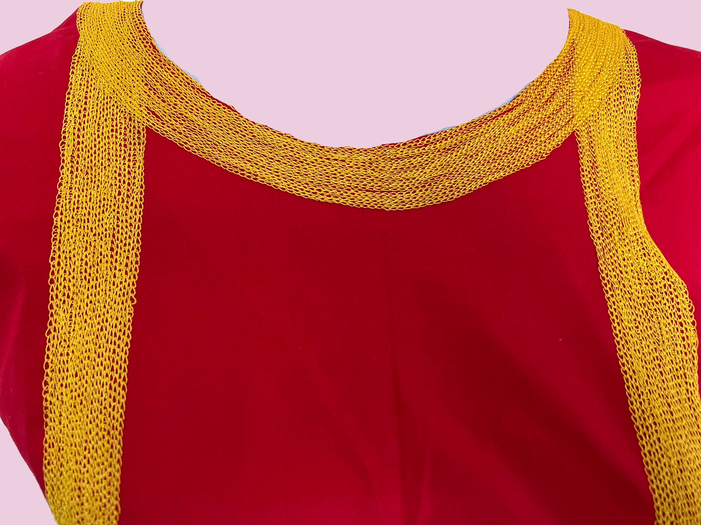 Blusa con tejido tipo cadenilla en fondo rojo