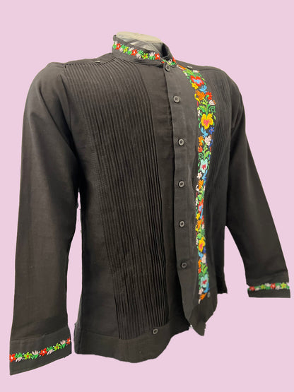 Guayabera diseño de colibrí de colores