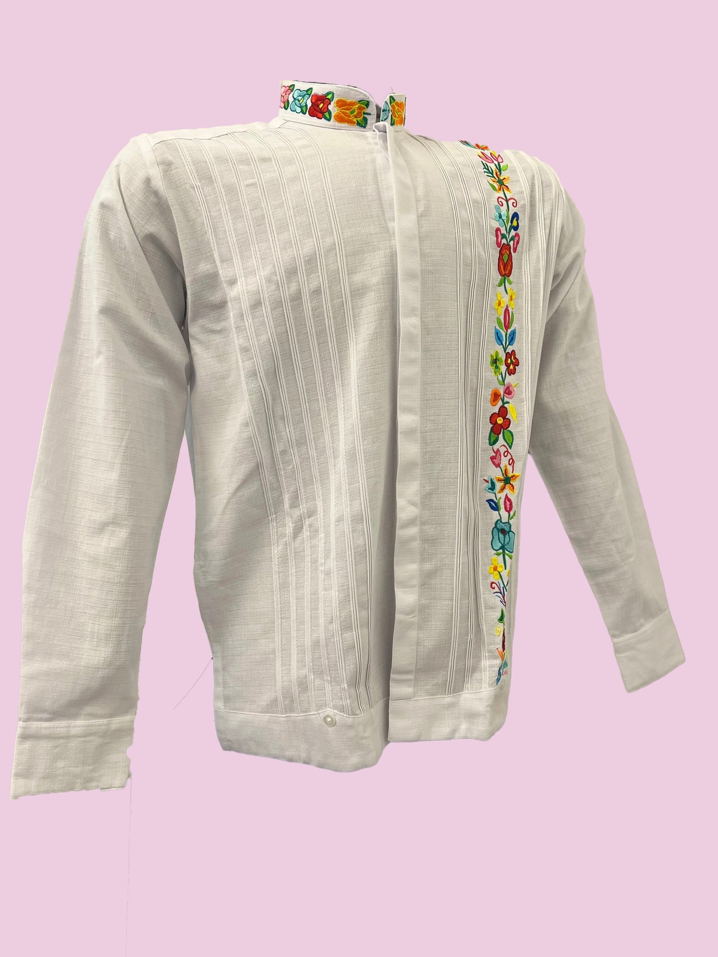 Guayabera con bordado de flores