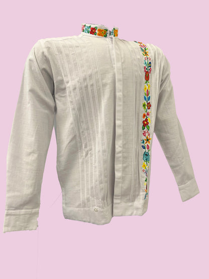 Guayabera con bordado de flores