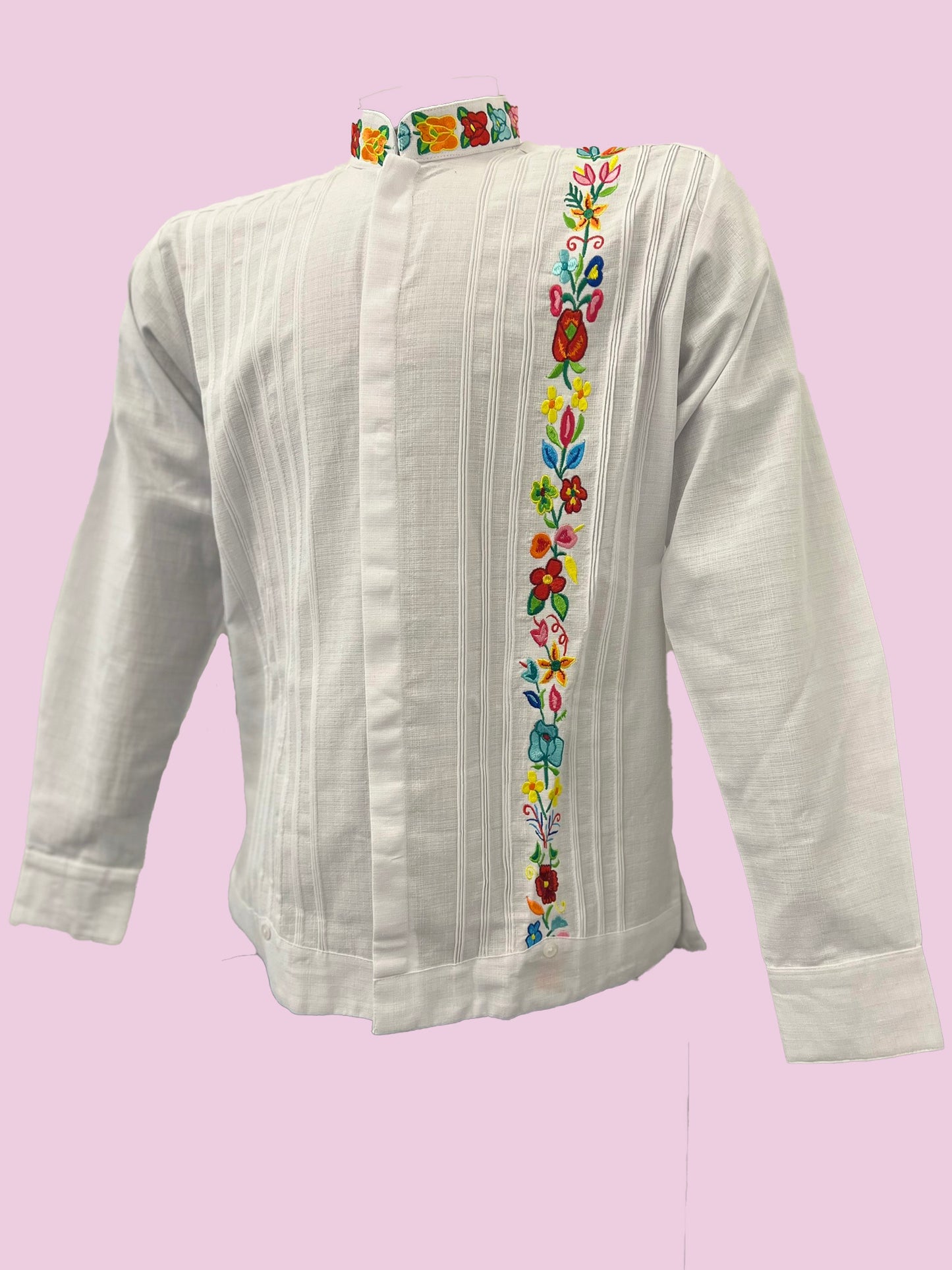 Guayabera con bordado de flores