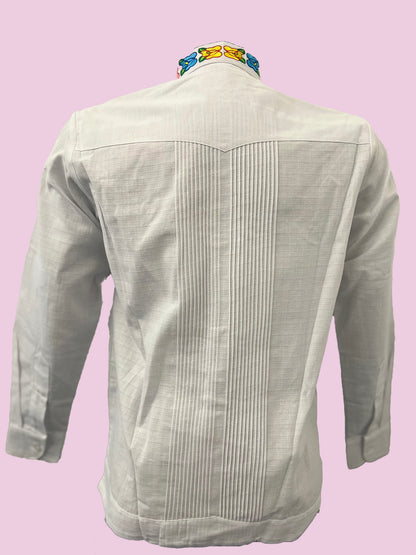 Guayabera con bordado de flores