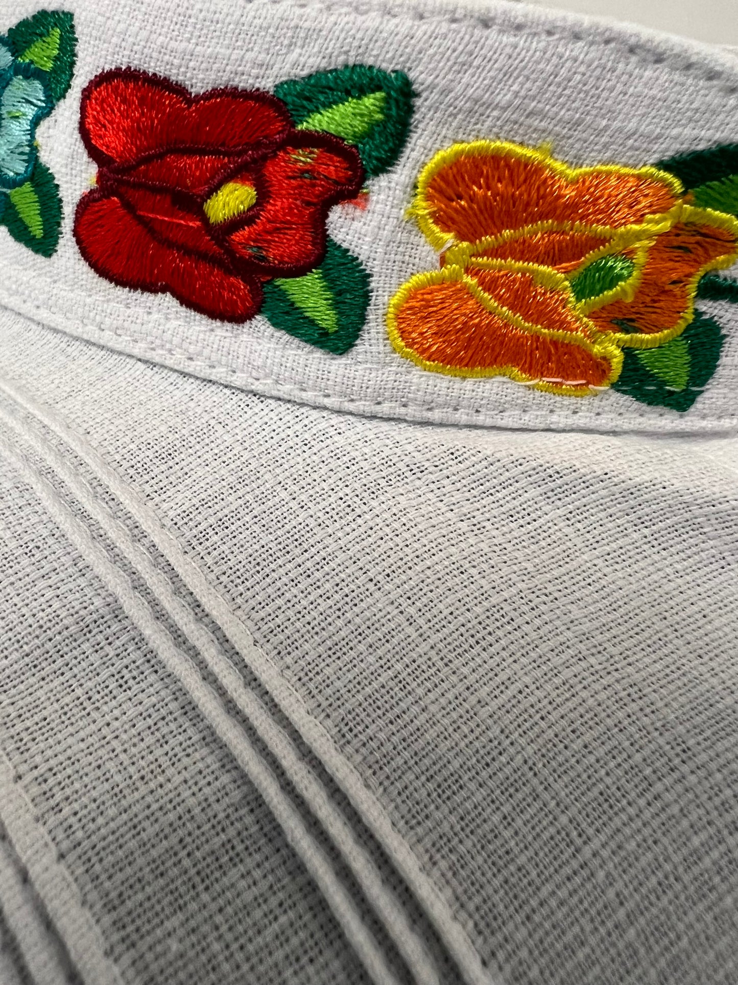 Guayabera con bordado de flores