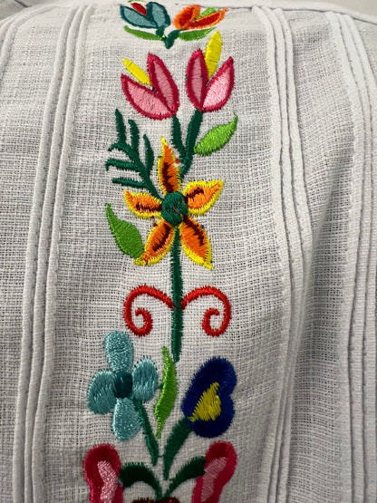 Guayabera con bordado de flores